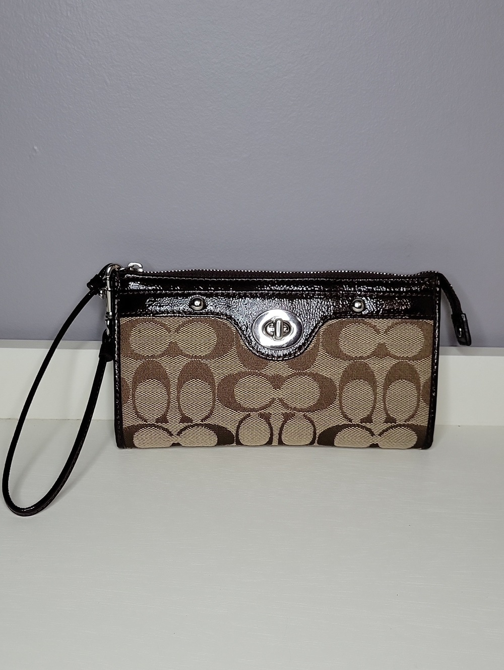 Classic Coach Penelope Zippy Turnlock Brown/Tan Signature Wristlet